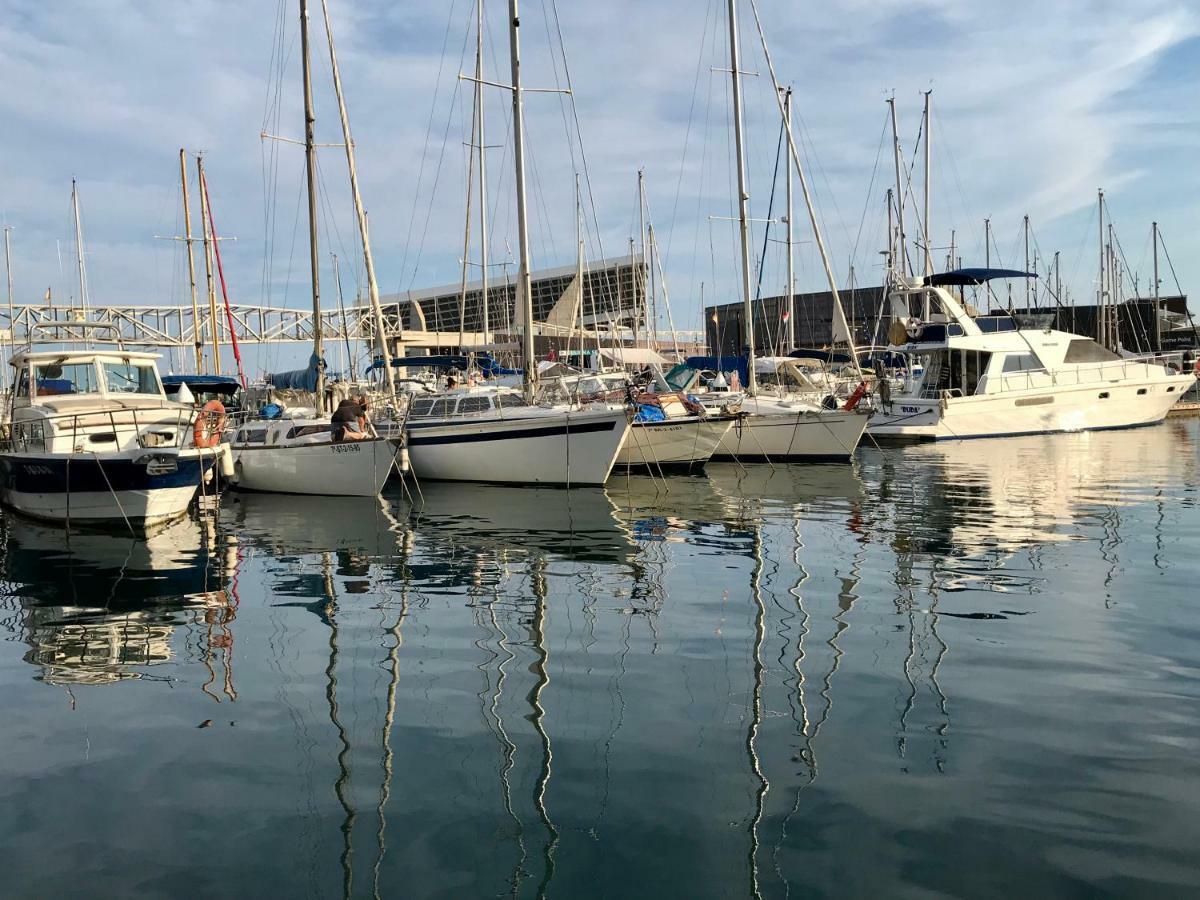 Sleep & Boats Barcelona City Sant Adria de Besos Bagian luar foto